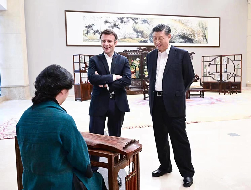 2023年4月7日，習近平主席在廣東省廣州市松園同法國總統(tǒng)馬克龍舉行非正式會晤。這是兩國元首在白云廳欣賞古琴演奏。