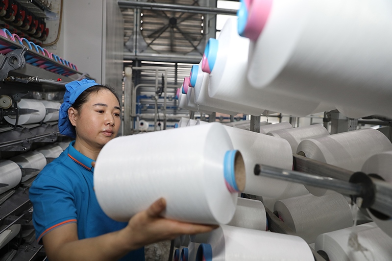 1月2日，江蘇省淮安市洪澤區(qū)一紡織企業(yè)生產(chǎn)車間開工生產(chǎn)，趕制訂單。