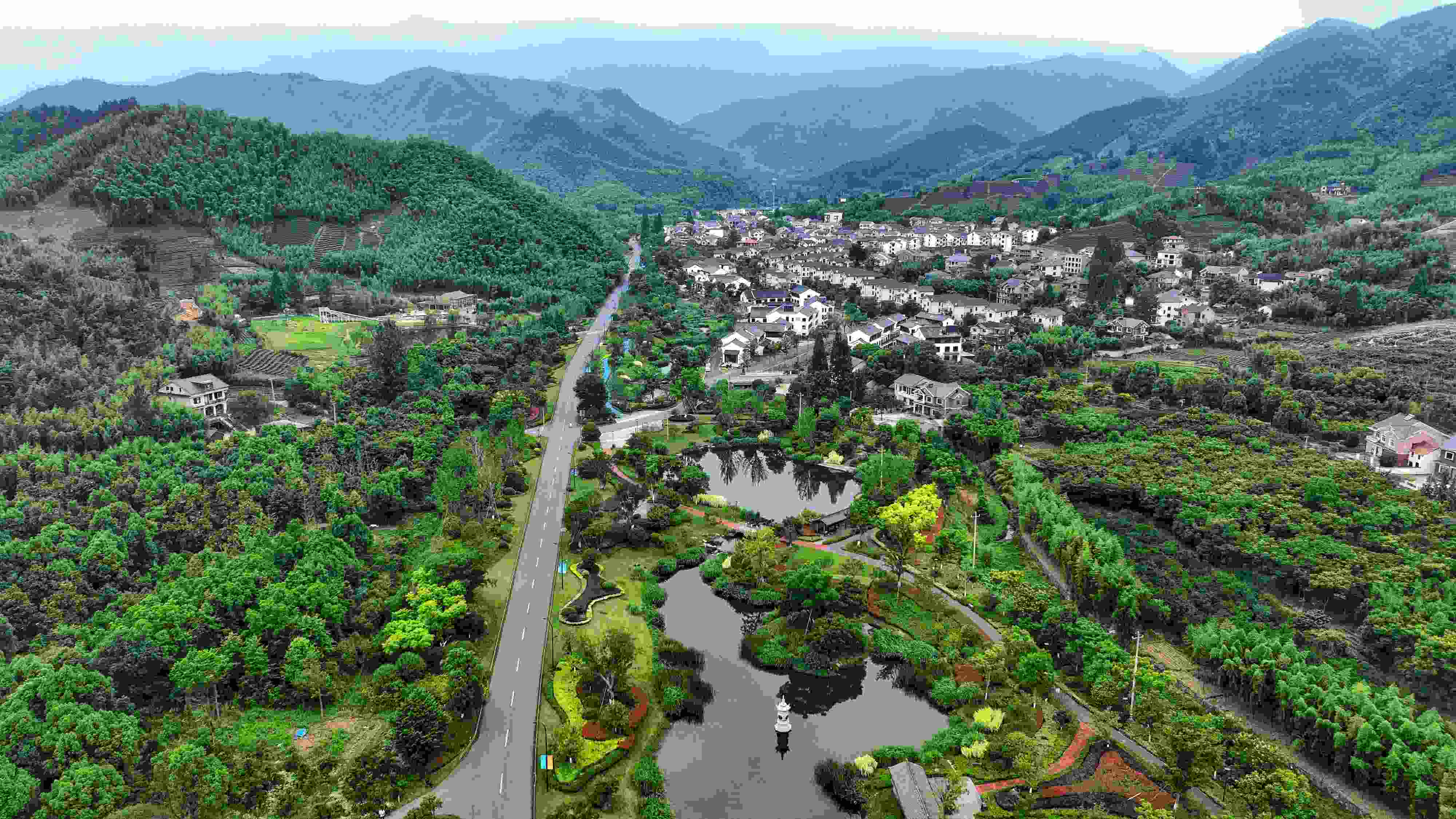 2023年6月6日，杭州余杭區(qū)徑山鎮(zhèn)鄉(xiāng)村，生態(tài)碧水、沿路花海與村莊農(nóng)房相映成趣，構(gòu)成一幅美麗的山水田園畫。