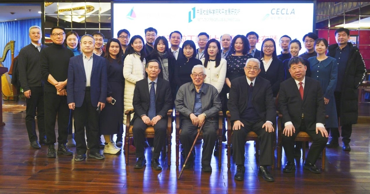 與會專家學者舉行合影。主辦方供圖