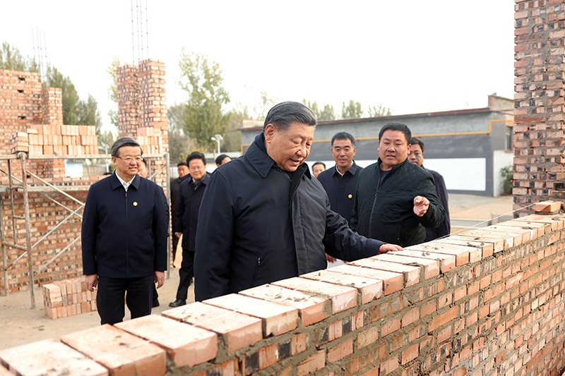 2023年11月10日，習近平總書記在河北保定涿州市刁窩鎮(zhèn)萬全莊村房屋重建施工現(xiàn)場考察。
