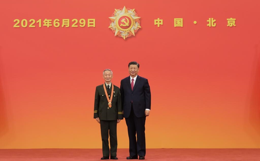 2021年6月29日，習(xí)近平總書(shū)記向“七一勛章”獲得者崔道植頒授勛章。新華社記者 李學(xué)仁 攝