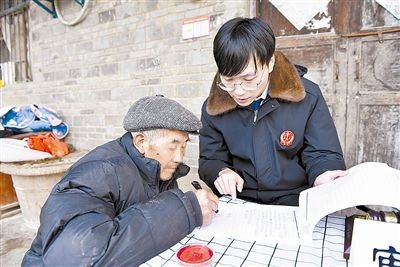  圖③：當(dāng)事人簽署調(diào)解協(xié)議。