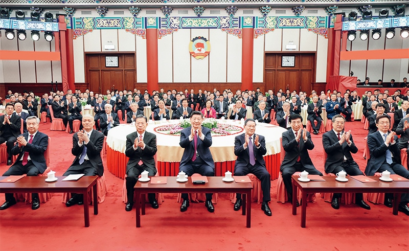2023年12月29日，全國政協(xié)在北京舉行新年茶話會。黨和國家領(lǐng)導(dǎo)人習(xí)近平、李強(qiáng)、趙樂際、王滬寧、蔡奇、丁薛祥、李希、韓正出席茶話會并觀看演出。 新華社記者 鞠鵬/攝