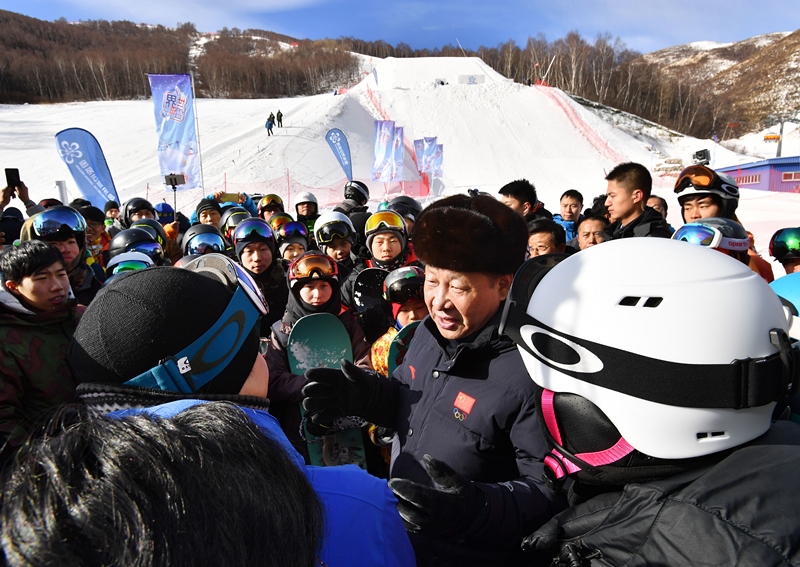 2017年1月23日，習(xí)近平總書記在云頂滑雪場同正在集訓(xùn)的國家滑雪隊(duì)運(yùn)動員及滑雪愛好者親切交談。