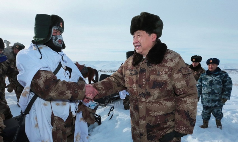 2014年1月26日，習(xí)近平總書記春節(jié)前夕冒嚴(yán)寒踏冰雪慰問邊防官兵。