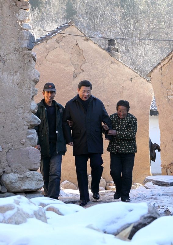 2012年12月30日，習(xí)近平總書記來到地處深山的河北阜平駱駝灣村，走進(jìn)困難群眾唐宗秀家慰問看望。