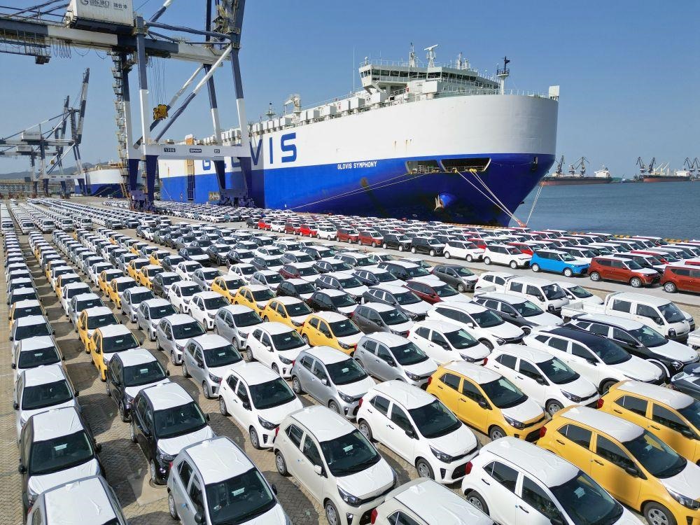 △2023年7月5日，大批出口商品車集結(jié)山東煙臺港準(zhǔn)備通過汽車滾裝船發(fā)運。