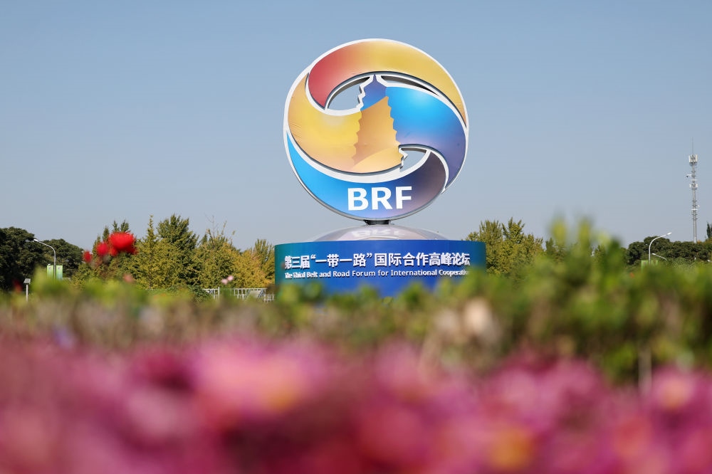 這是在北京市北土城路附近拍攝的“一帶一路”國(guó)際合作高峰論壇景觀布置（2023年10月16日攝）。新華社記者 陳斌 攝