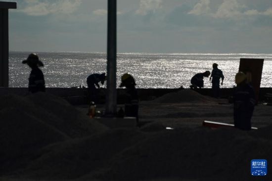 1月18日，工作人員在瑙魯艾沃港碼頭升級改造項(xiàng)目工地工作。新華社記者 王申 攝