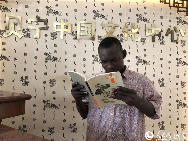 貝寧人在文化中心閱讀中國(guó)圖書。人民網(wǎng)記者 黃培昭攝