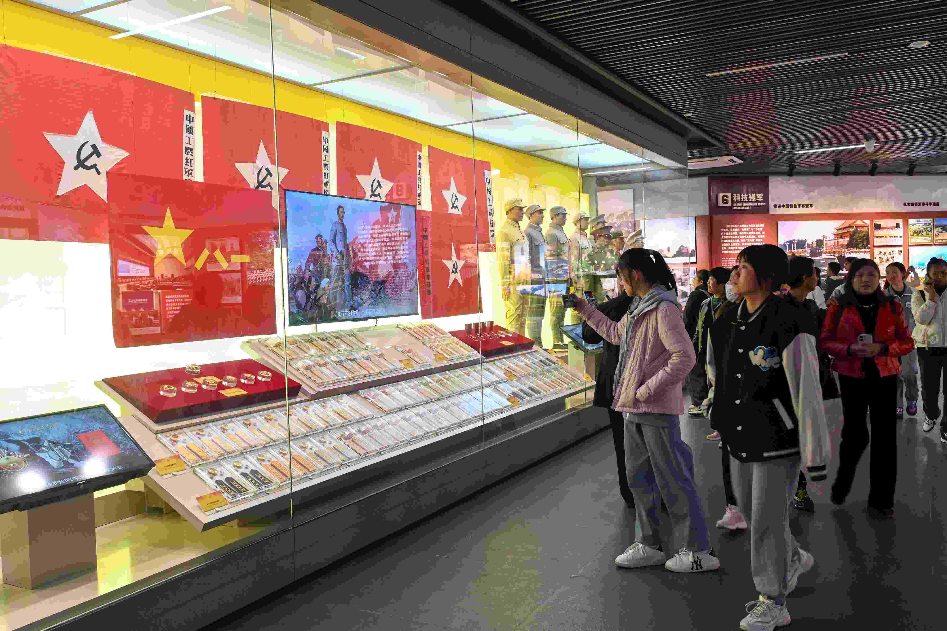 2023年11月15日，游客游覽參觀南昌八一起義紀念館，感受體驗紅色文化的教育。