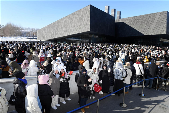 2024年1月15日，哈爾濱，侵華日軍第七三一部隊罪證陳列館門口排隊的游客整齊有序。
