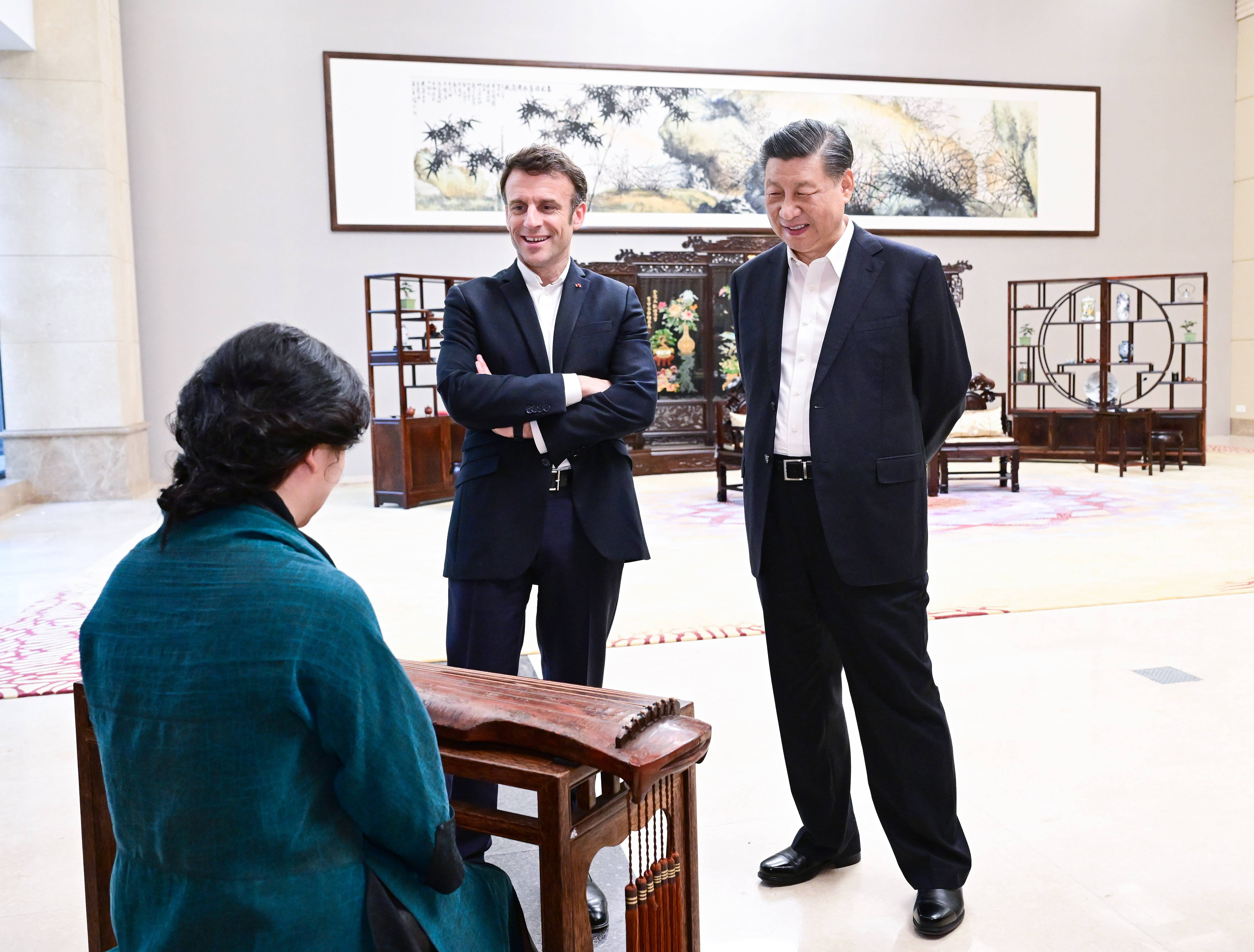 2023年4月7日，習(xí)近平主席在廣東省廣州市松園同法國總統(tǒng)馬克龍舉行非正式會晤。這是兩國元首在白云廳欣賞古琴演奏。