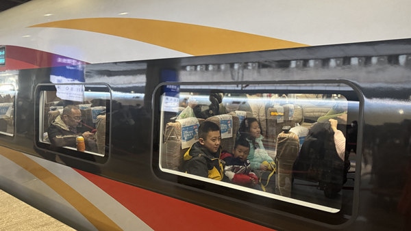 旅客乘坐高鐵列車。中國鐵路北京局供圖