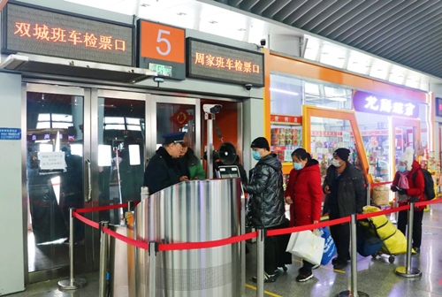 哈西公路客運站內(nèi)旅客檢票排隊上車。黑龍江省交通運輸廳供圖