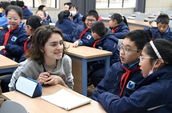  2023年12月18日，在西安新城區(qū)后宰門小學進行的中法校園文化周法語語言沙龍上，西安法語聯(lián)盟的老師與學生進行互動。新華社記者 劉瀟 攝