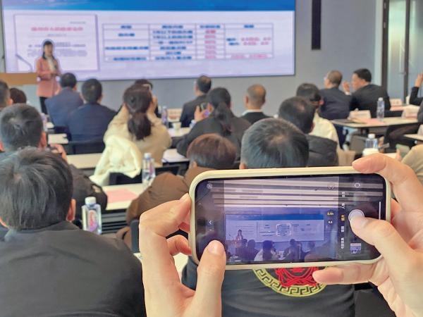 1月2日，“百團(tuán)千企出海拓市場增訂單”行動啟動。蔣文廣 攝