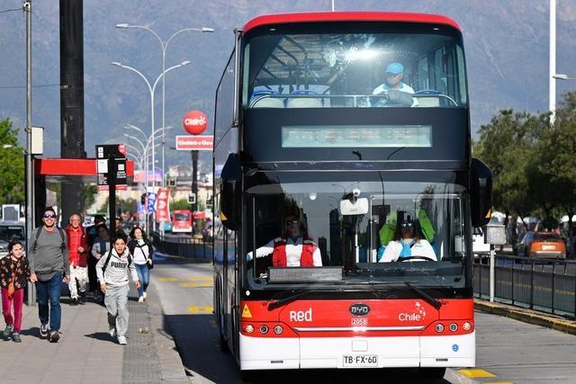 2023年10月31日，一輛由中國制造的新能源公交車行駛在智利首都圣地亞哥的主城區(qū)。新華社記者 辛悅衛(wèi)攝