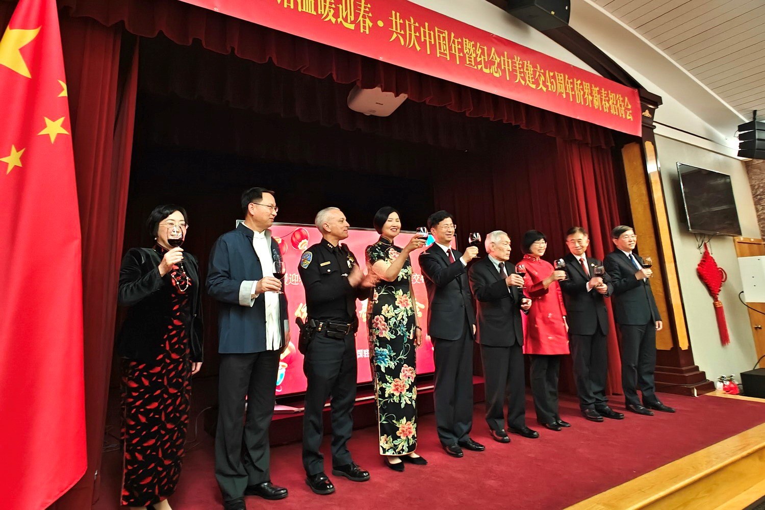 僑胞代表與駐舊金山總領館官員合影。主辦方供圖