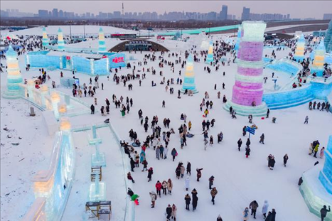 游客在哈爾濱冰雪大世界園區(qū)內(nèi)游玩（無人機照片，2024年1月4日攝）。新華社記者 謝劍飛 攝