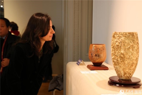 嘉賓和公眾參觀“絲路瓷行”——中國景德鎮(zhèn)陶瓷文化特展。人民網(wǎng)記者 尚凱元攝