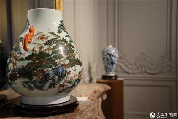 嘉賓和公眾參觀“絲路瓷行”——中國景德鎮(zhèn)陶瓷文化特展。人民網(wǎng)記者 尚凱元攝