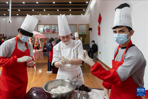 1月28日，在復旦大學第二附屬學校，美國馬斯卡廷中學學生展示自己制作的湯圓。 新華社記者 王翔 攝