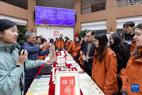 1月29日，在復旦大學，美國馬斯卡廷中學學生了解中國古籍裝幀與修復技術。 新華社記者 王翔 攝