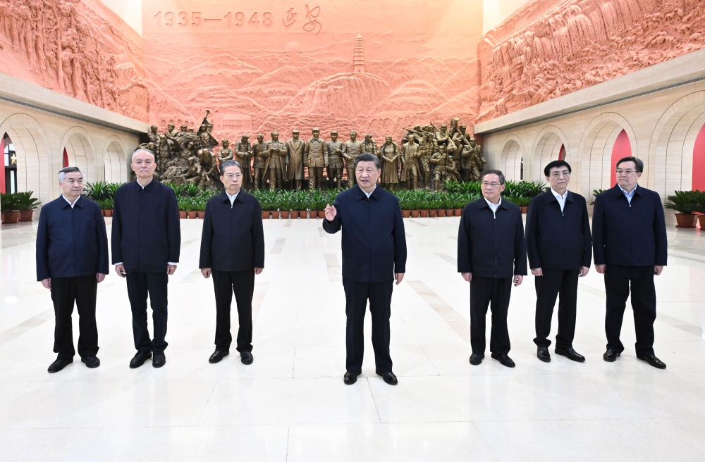 2022年10月27日，習近平在延安革命紀念館參觀《偉大歷程——中共中央在延安十三年歷史陳列》結束時發(fā)表重要講話。新華社記者 燕雁 攝