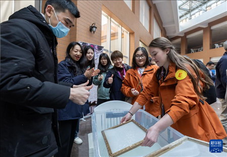 1月29日，在復旦大學，美國馬斯卡廷中學學生親身體驗古法制作紙張。 新華社記者 王翔 攝