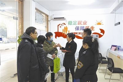  圖③：調(diào)解后，法官現(xiàn)場向當(dāng)事人做釋法析理工作。