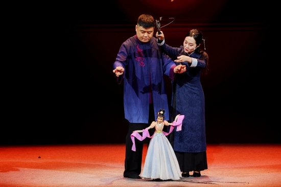“何以中國·向海泉州”網(wǎng)絡(luò)主題活動現(xiàn)場，蔡思雅和搭檔表演提線木偶戲。
