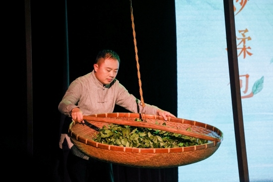 “何以中國·向海泉州”網(wǎng)絡(luò)主題活動現(xiàn)場，魏嘉宏表演搖青。