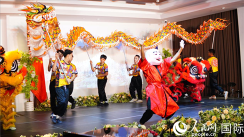 在菲留學(xué)生通過舞龍舞獅表演呈現(xiàn)中華優(yōu)秀傳統(tǒng)文化魅力。人民網(wǎng)記者樊帆 攝
