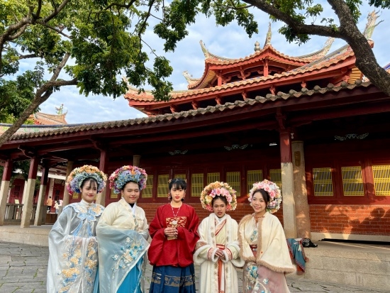 泰國(guó)留學(xué)生頭戴蟳埔簪花圍在開元寺留影。人民網(wǎng)記者 金慧慧攝