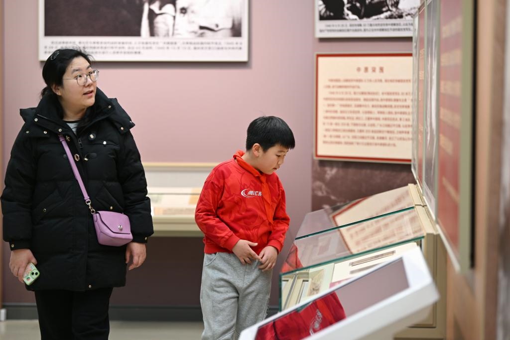 2024年1月28日，家長(zhǎng)帶著孩子在平津戰(zhàn)役紀(jì)念館內(nèi)參觀。