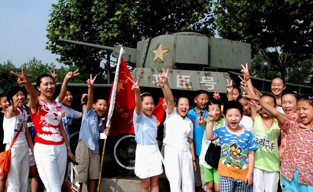 2003年7月31日，天津市紅橋區(qū)躍進(jìn)里小學(xué)少先隊(duì)員來(lái)到平津戰(zhàn)役紀(jì)念館“功臣號(hào)坦克”前，開(kāi)展以“揚(yáng)軍威做革命接班人”為主題的隊(duì)日活動(dòng)?！鞍艘弧苯ㄜ姽?jié)前夕，天津市在少先隊(duì)員中廣泛開(kāi)展“仰望革命英烈頌我軍威”等紀(jì)念活動(dòng)。