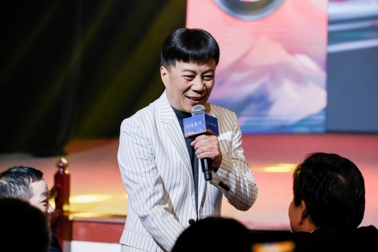 “何以中國·向海泉州”網(wǎng)絡主題活動現(xiàn)場，陳百潭演出時與觀眾互動。泉州廣播電視臺供圖