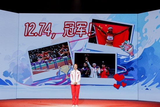 “何以中國·向海泉州”網(wǎng)絡主題活動現(xiàn)場，林雨薇講述奪冠經(jīng)歷。泉州廣播電視臺供圖