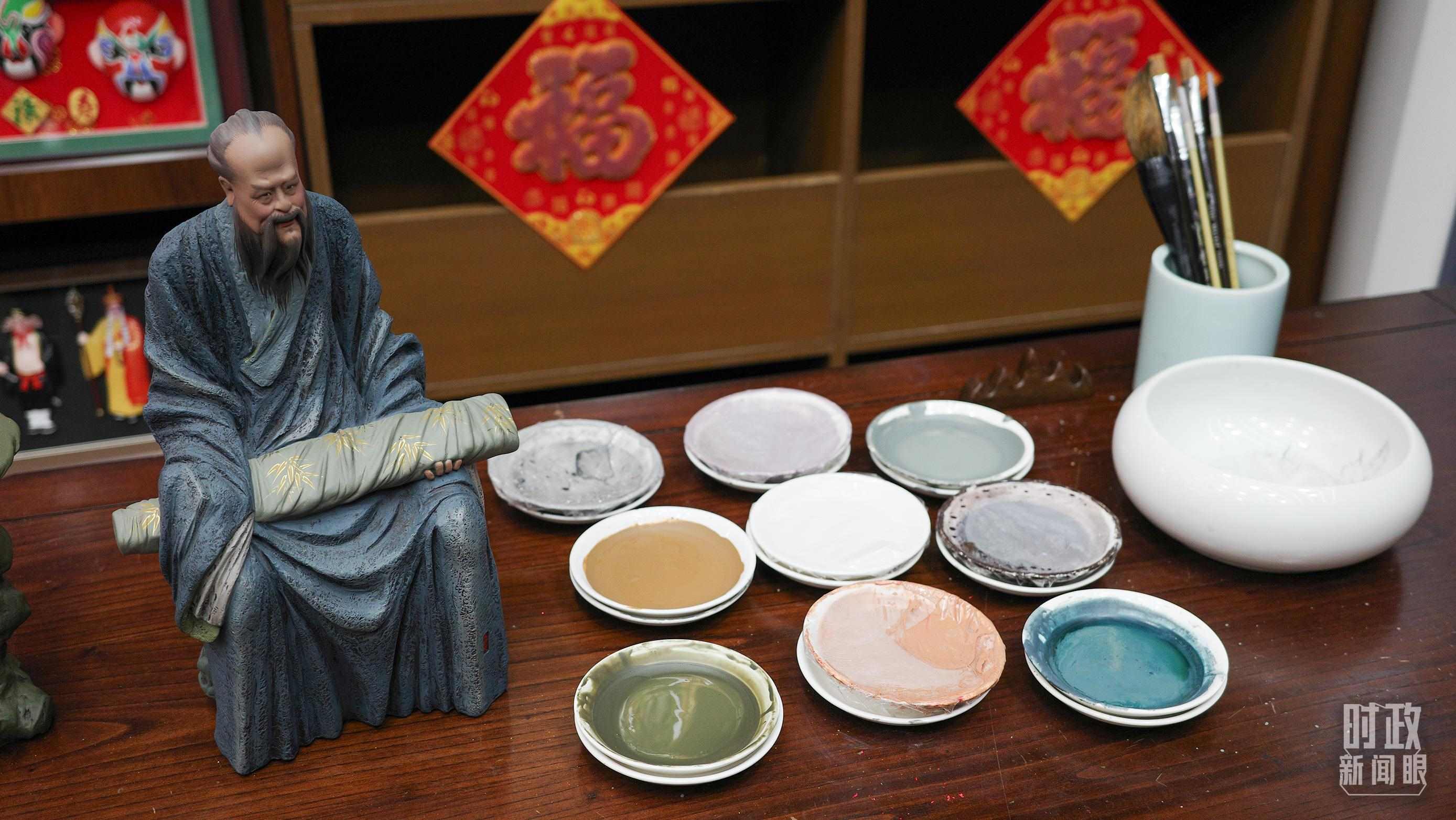 △天津古文化街，泥人張店鋪的上色顏料展示。（總臺央視記者覃思拍攝）