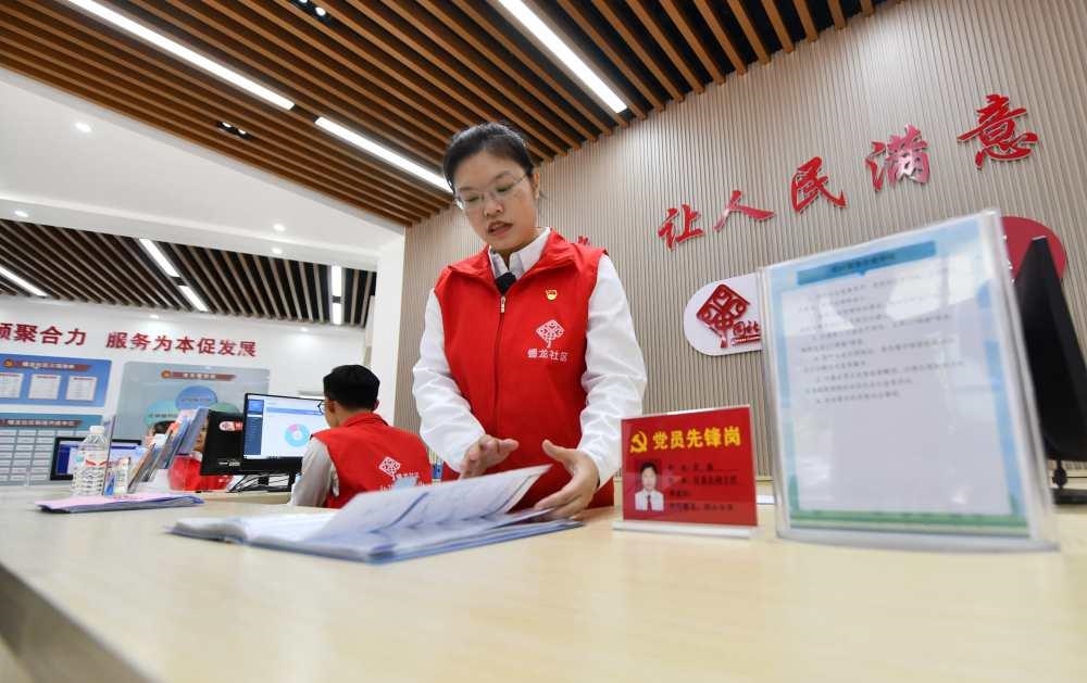 △2023年12月14日，廣西南寧市蟠龍社區(qū)，工作人員在為居民服務(wù)。