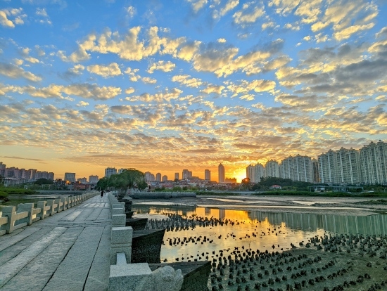 夕陽余暉下的洛陽橋（局部）。受訪者供圖