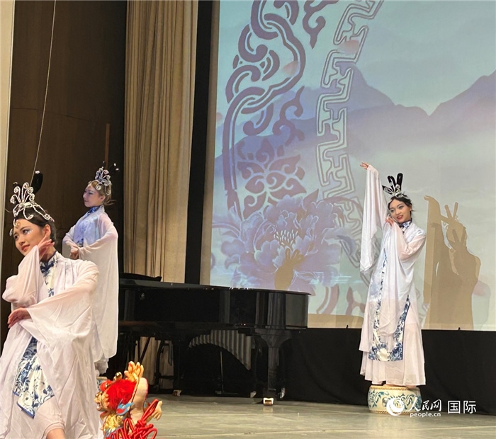 舞蹈《青花瓷》，表演者：德國中歐文化藝術交流協(xié)會