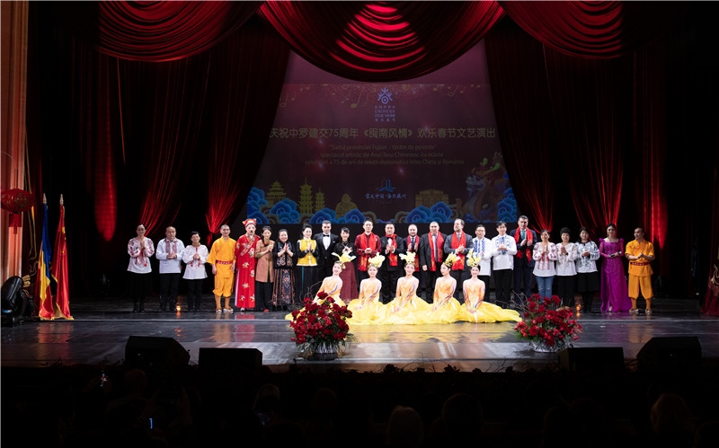 圖為韓大使、羅政府高官與泉州藝術團演員合影。中國駐羅大使館文化處供圖。