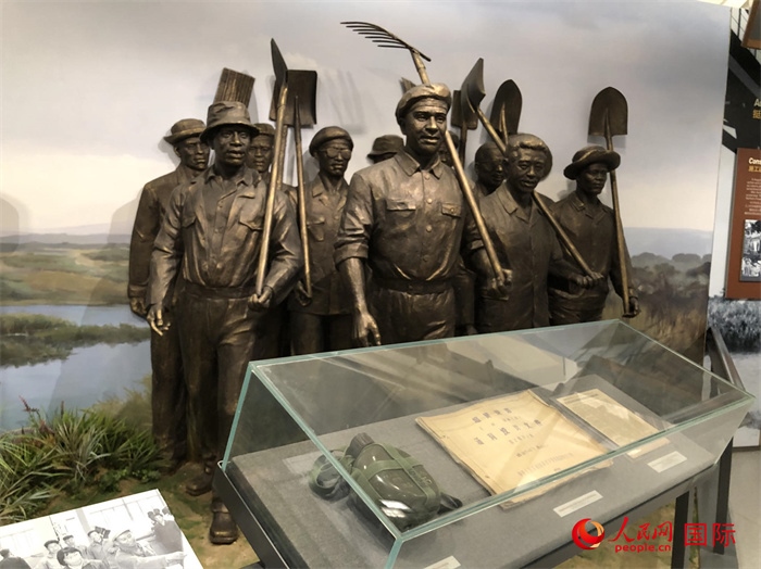 紀(jì)念園中展覽的筑路場(chǎng)景 。人民網(wǎng)記者 黃培昭攝