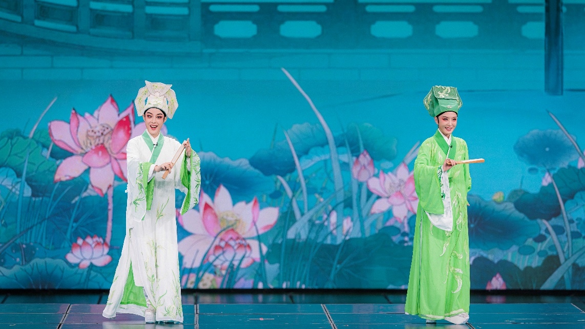 青年越劇演員陳麗君、李云霄彩排現(xiàn)場。主辦方供圖