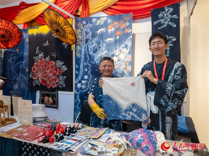 活動(dòng)現(xiàn)場(chǎng)的扎染展示。人民網(wǎng)記者 謝佳君攝