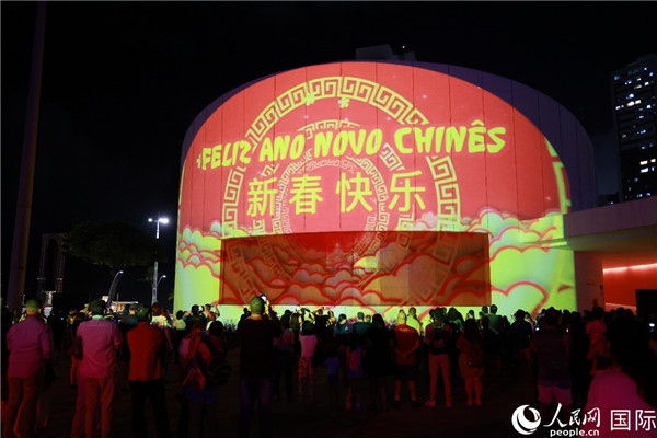 林度夫人公園內(nèi)劇院的外墻上投影出中國文化元素?zé)艄庑?。人民網(wǎng)記者 陳海琪攝