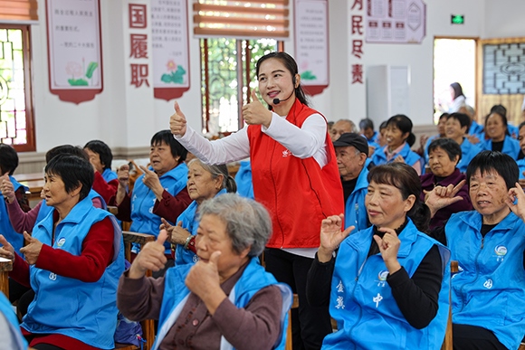 老人們正在學(xué)習(xí)手勢舞。
